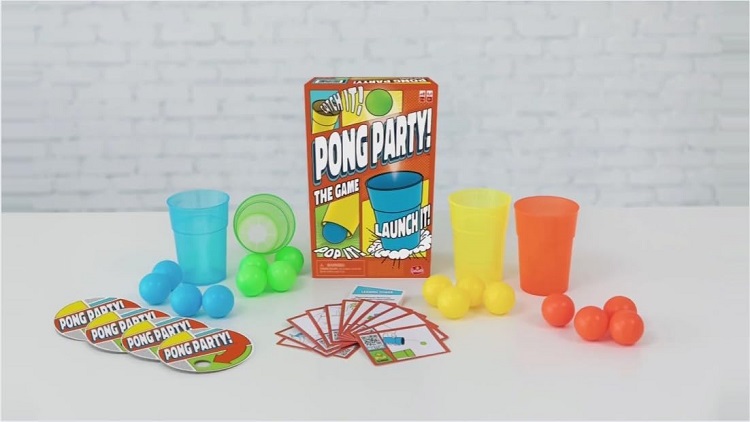 Gioco da tavolo divertente ping pong party con palle palline tazze a squadra.